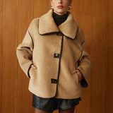 Космонавт с контрастни мinky ленти