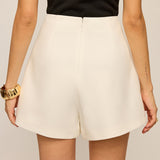 Шорти с декорирани джобове и средна талия без колан