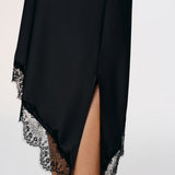 Сатенена асиметрична пола с дантела до средата на прасеца