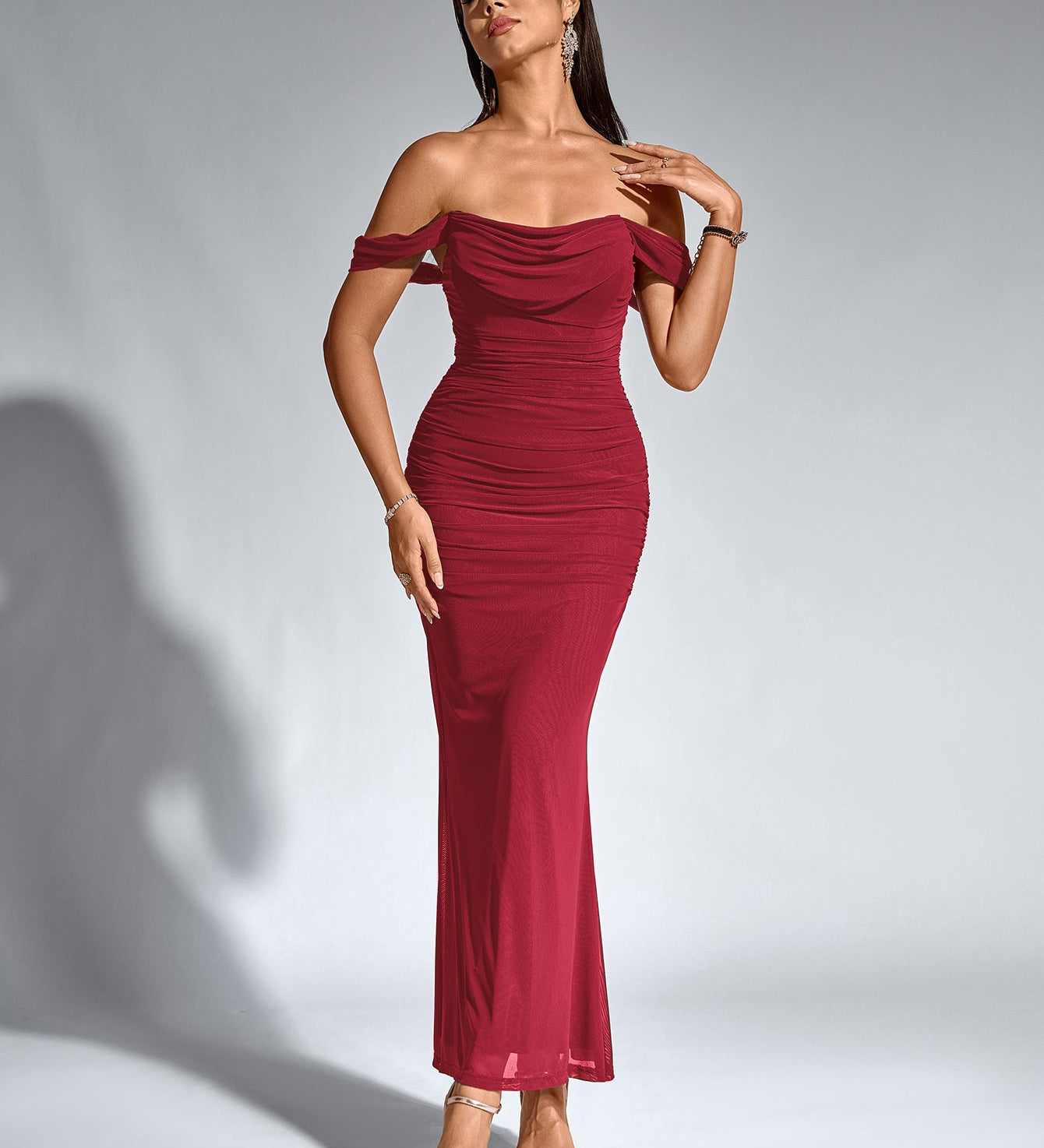 Bodycon рокля с открито рамо и заден цип