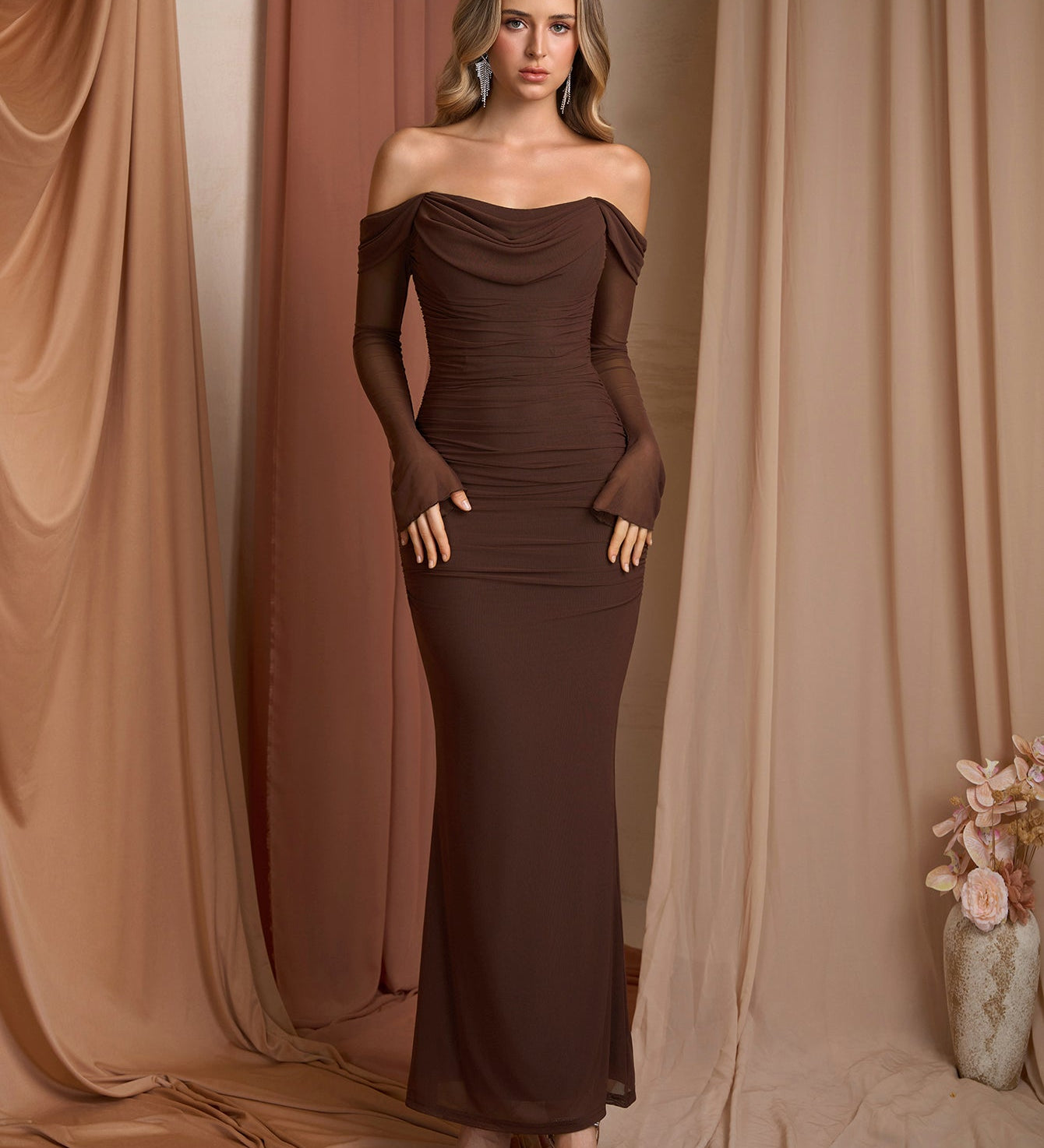 Рокля с Off Shoulder дизайн и цип на гърба, дълги мрежести ръкави